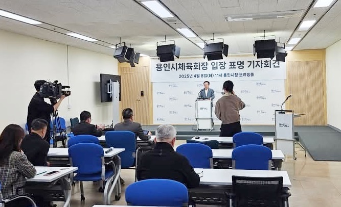 <strong>용인시체육회 오광환 회장이 8일 기자회견을 통해 자신을 둘러싼 사퇴 요구와 각종 논란에 대한 입장을 밝히고 있다.</strong>
