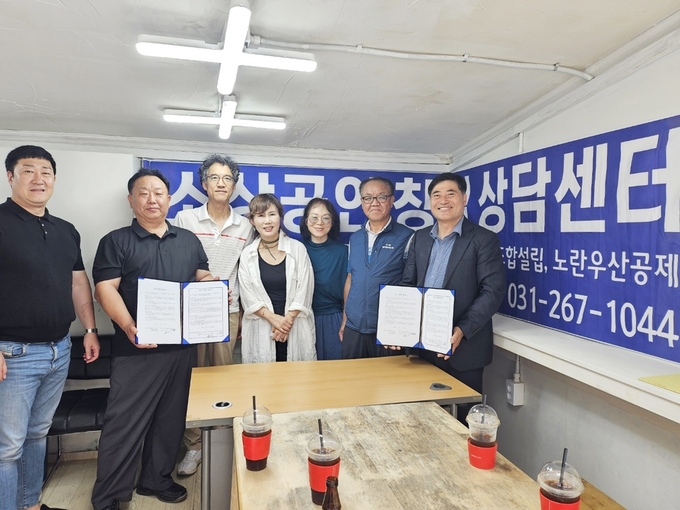 <strong>용인시 원삼면상인회 한상훈이 20일 푸드트럭협회 용인시지부와 업무 제휴 협약 체결하고 참석한 임원들과 기념촬영을 하고 있다.</strong>