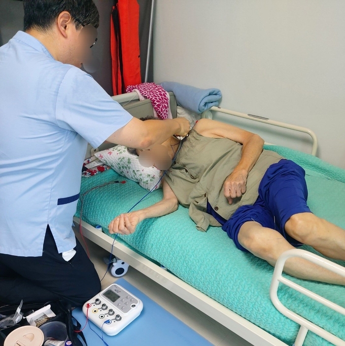 <strong>해뜨는 방문요양센터에서 요양수급자에게 요양치료 서비스를 진행하고 있다.</strong>