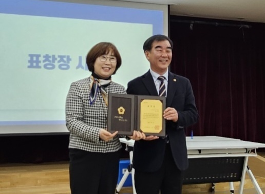 <strong>해뜨는 방문요양센터 유주은 센터장이 제11대 전반기 경기도의회 전 염종현 의장으로부터 표창을 받았다.</strong>