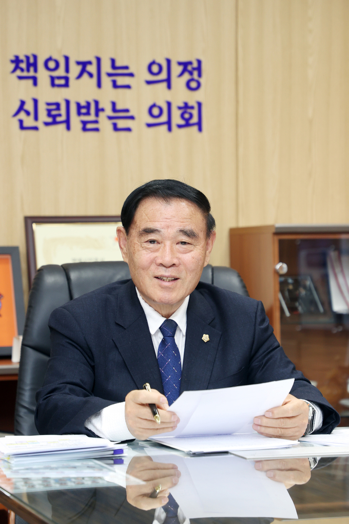 <strong>수원특례시의회 이재식 의장 집무모습</strong>