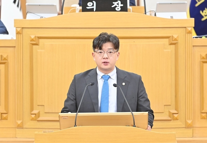 <strong>파주시의회 목진혁 의원이 시정질문을 하고 있다.</strong>