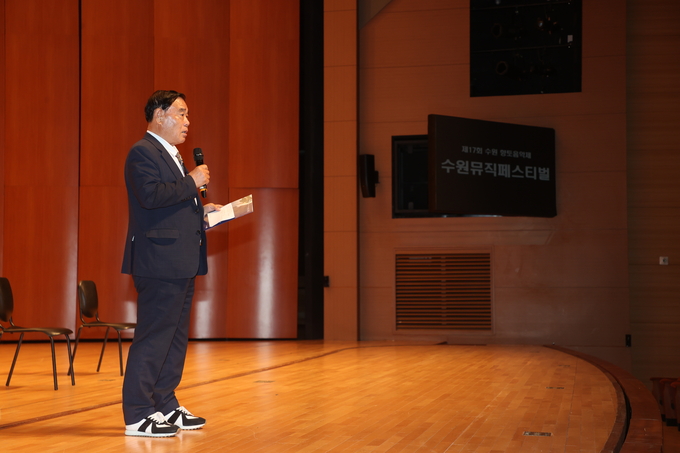 <strong>수원특례시의회 이재식 의장이 축사를 하고 있다.</strong>