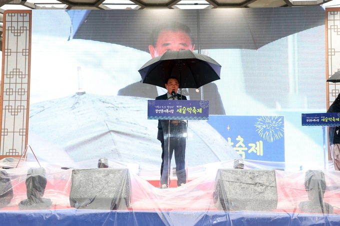 <strong>이재식 의장이 축사를 하고 있다.</strong>