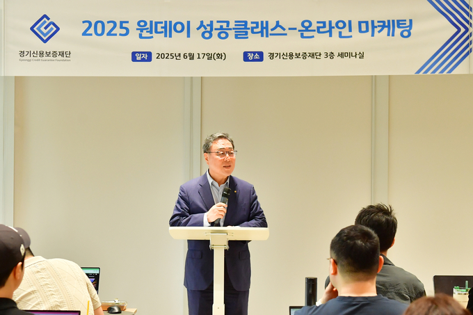 <strong>경기신보 시석중 이사장이 인사말을 하고 있다.</strong>