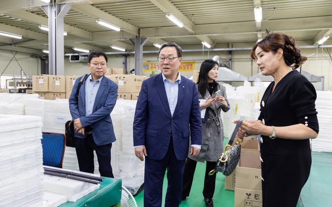 <strong>시석중 이사장이 안성 은성화학(주) 사업장을 둘러 보고 있다.</strong>