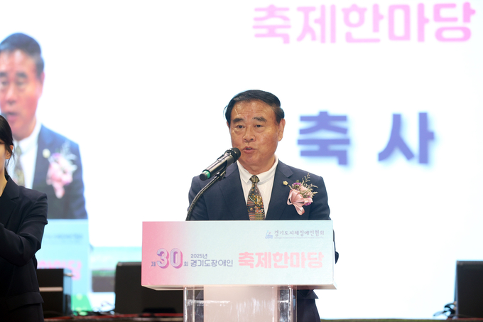 <strong>이재식 의장이 축사를 하고 있다.</strong>