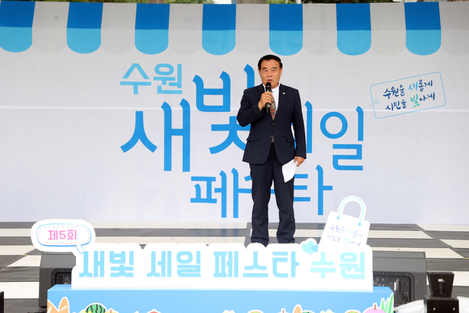<strong>수원특례시의회 이재식 의장이 축사를 하고 있다.</strong>