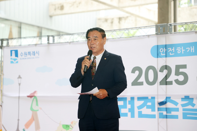 <strong>수원특례시의회 이재식 의장이 축사를 하고 있다,</strong>
