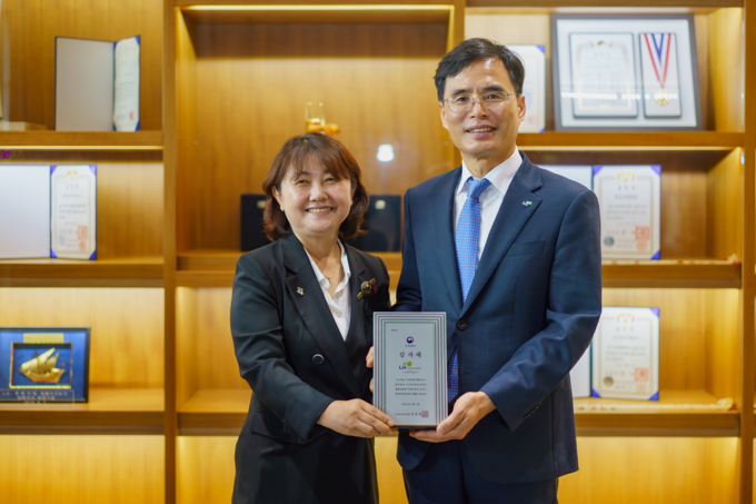 <strong>지난 19일(목) LH 진주 본사에서 김재경 LH 경영관리본부장(오른쪽)과 김지현 경남서부보훈지청장(왼쪽)이 국가보훈부장관 감사패 수여 후 기념사진을 촬영하고 있다.</strong>