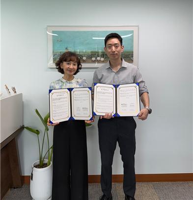 <strong>강유임 경기도청소년상담복지센터장이 7일 (주)마인드브이알과 업무협약을 체결하고 있다.</strong>