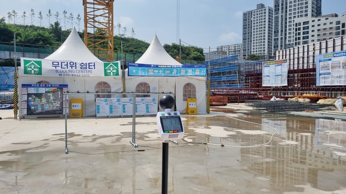 <strong>현장 내 작업공간에 체감온도 측정기 설치하여 근로자 관리</strong>