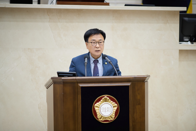 <strong>용인특례시의회 김영식 의원이 18일 열린 제294회 임시회 제2차 본회의에서 5분 자유발언을 하고 있다.</strong>
