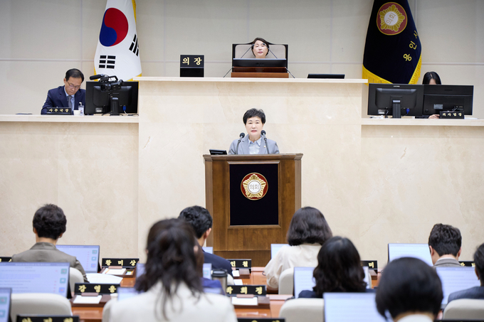 <strong>용인특례시의회 남홍숙 의원이 18일 5분 발언을 하고 있다.</strong>