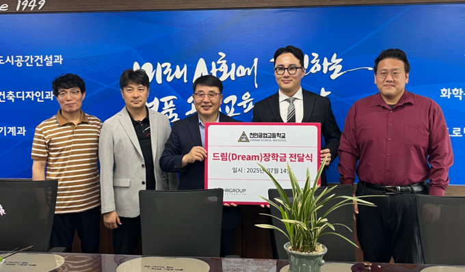 <strong>HR그룹(주) 신호룡 대표와 (사)위드인사람과함께 김대호 대표가 15일 천안공업고등학교(교장 김병갑)에 드림장학금을 전달하고 있다.</strong>