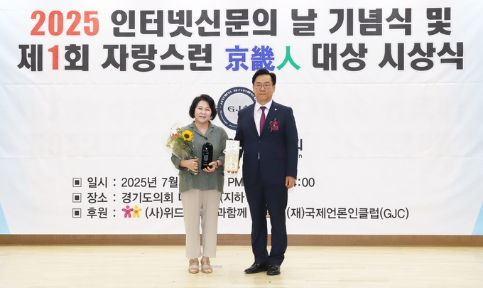 <strong>김영화 미디어큐 대표기자가 박종명 회장으로부터 우수기자상을 수상하고 함께 기념촬영하고 있다. </strong>