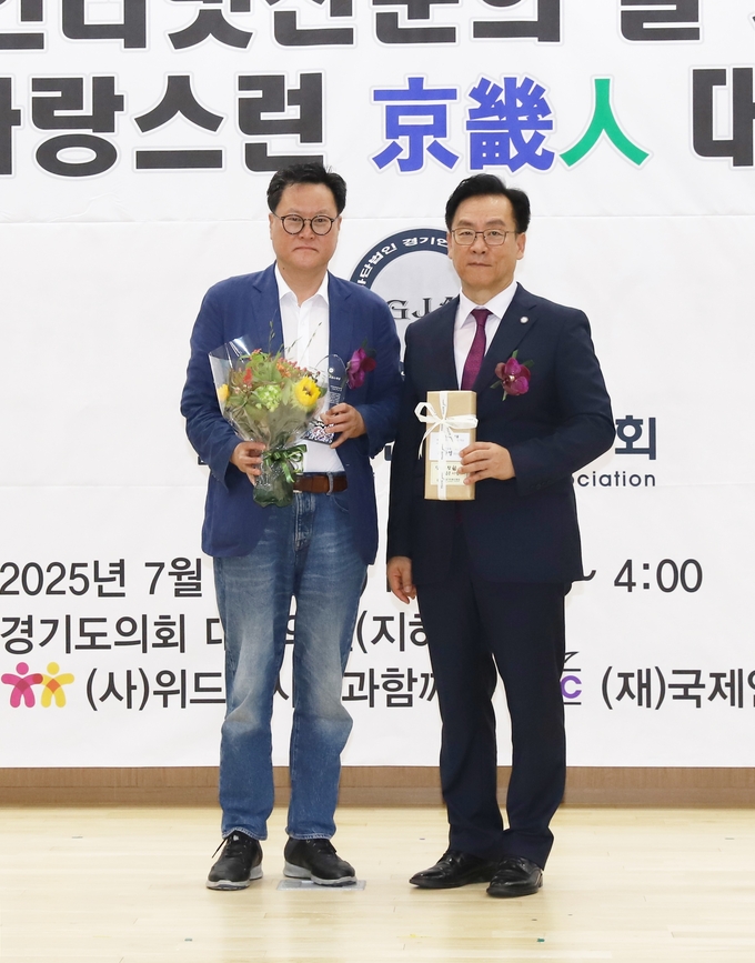<strong>‘거리의 인문학자’로 불리는 최준영 (사)인문공동체 책고집 이사장이 (사)경기언론인협회 제정 ‘제1회 자랑스런 경기인(京畿人) 대상’을 수상하고 있다.</strong>