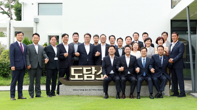 <strong>도담소에서 ‘여야정협치위원회 공동 협약식’ 참석 인사들이 함깨 기념촬영을 하고 있다.</strong>
