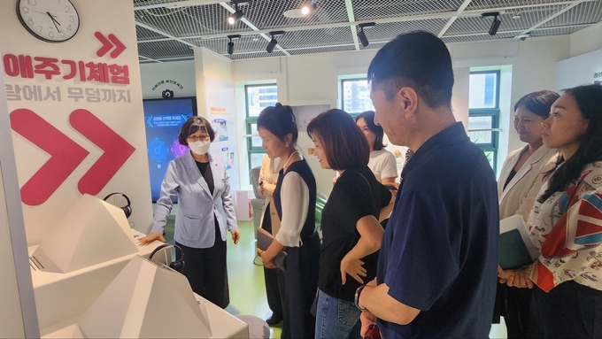<strong>찾아가는 학생 성교육·건강증진 프로그램 운영 설명회에 참석한 기관과 업체 관계자들이 건강증진센터 내에 설치되어 있는 장비에 대해 설명을 듣고 있다.</strong>