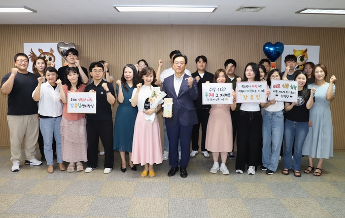 <strong>강유임 경기도청소년상담복지센터장이 26일 박종명 (사)경기언론인협회 회장으로부터 ‘제1회 자랑스런 경기인(京畿人) 대상’ 교육부문 대상을 전수 받고 복지센터 직원들과 함께 기념촬영을 하면서 화이팅을 외치고 있다.</strong>