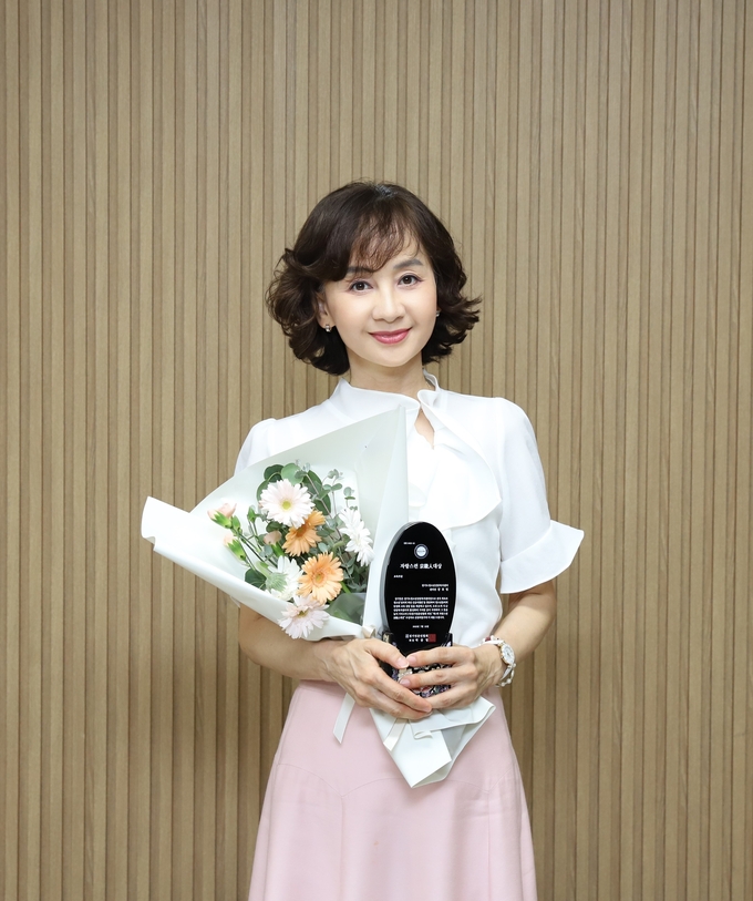 <strong>강유임 경기도청소년상담복지센터장이 (사)경기언론인협회 ‘제1회 자랑스런 경기인(京畿人) 대상’ 교육부문 대상을 전수 받고 있다.</strong>