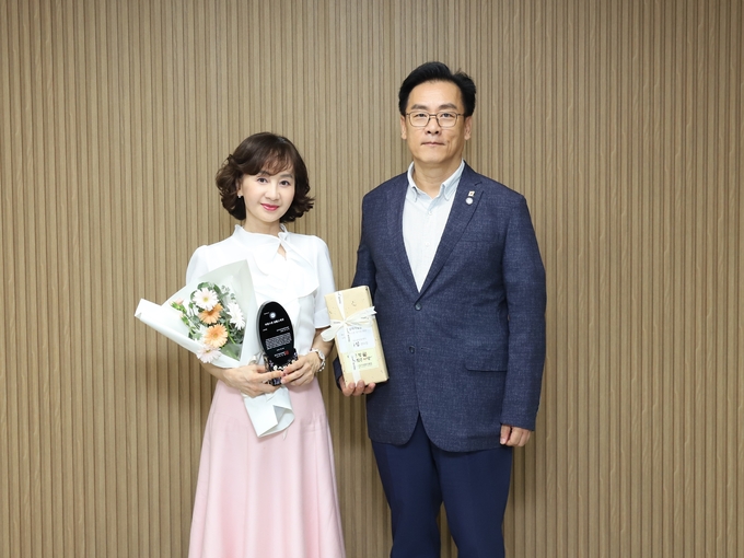 <strong>강유임 경기도청소년상담복지센터장이 26일 박종명 (사)경기언론인협회 회장으로부터 ‘제1회 자랑스런 경기인(京畿人) 대상’ 교육부문 대상을 전수 받고 있다.</strong>