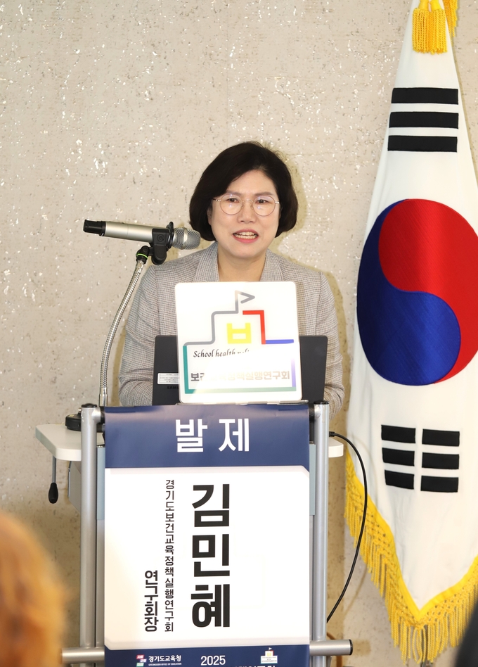 <strong>경기도의회 이애형 교육행정위원장이 ‘경기 학교 응급체계 구축 모델 개발을 위한 정책 포럼'에서 축사를 하고 있다.</strong>