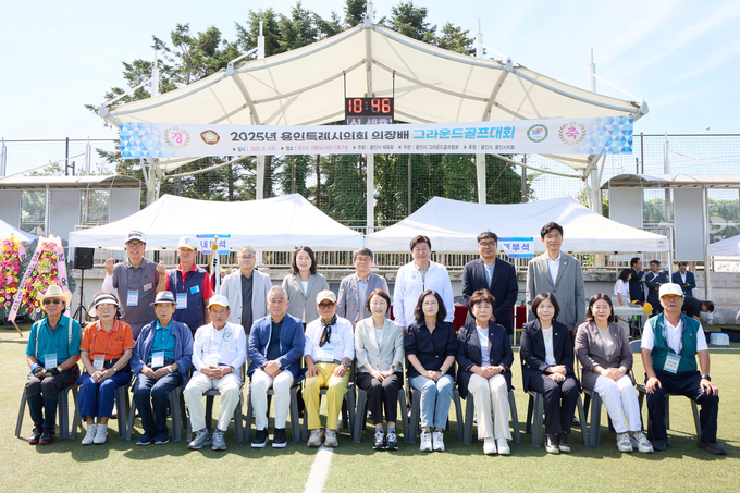 <strong>2025년 용인특례시의회 의장배 그라운드골프대회에서 용인특례시의회 의원들이 기념촬영을 하고 있다. 왼쪽부터 박인철 의원, 김진석 자치행정위원장, 김길수 의원, 신나연 의원, 유진선 의장, 이윤미 의회운영위원장, 김상수 문화복지위원장, 신현녀 경제환경위원장, 김희영 의원, 임현수 의원</strong>