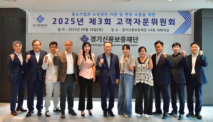 고개<strong>자문위원회를 마치고 참석자들이 시석중 이사장과 함께 기념촬영을 하고 있다.</strong>