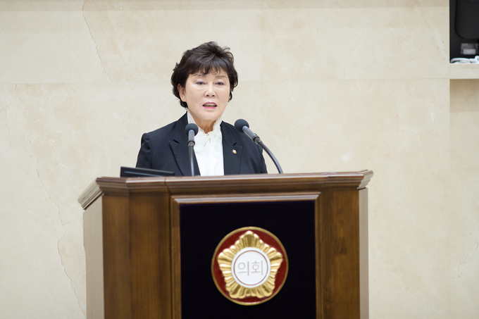 <strong>김상수 용인특례시의원이 19일 열린 제295회 임시회 제3차 본회의에서 시정 질문을 하고 있다.</strong>