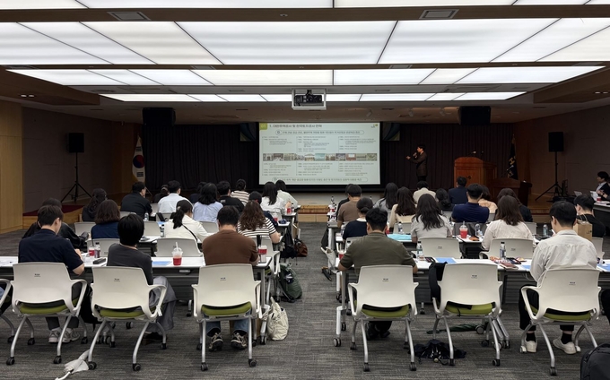 <strong>25일(목) LH 진주 본사 2층 대회의실에서 「국토교통부 산하 공공기관 기록관리협의회」가 진행되고 있다.</strong>