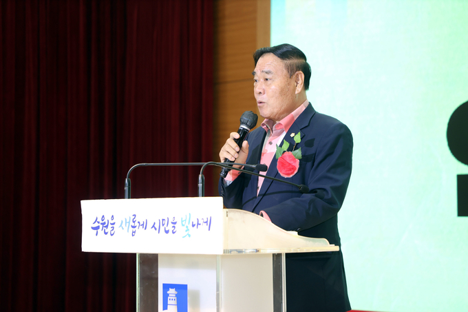 이재식 의장이 축사를 하고 있다.