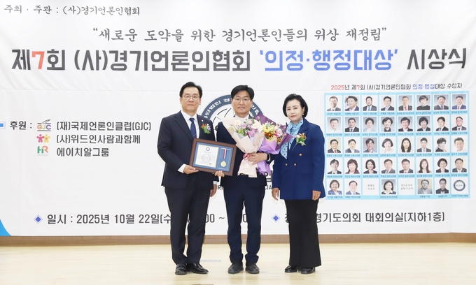 <strong>박해철 국회의원 22일 제7회 (사)경기언론인협회 '국회의원부문' 의정대상 수상을 수상하고 박종명 협회장과 정윤경 경기도의회 부회장과 함께 기념촬영을 하고 있다.</strong>