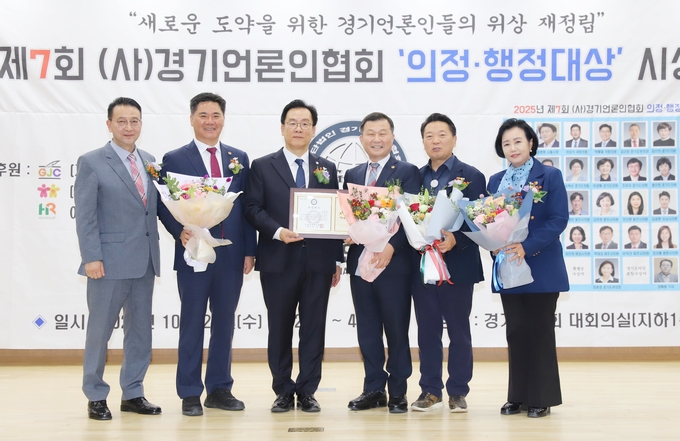 <strong>경기도의회 한원찬 의원이 22일 제7회 (사)경기언론인협회 광역의원 부문 '의정대상'을 수상하고 경기도의회 정윤경 부의장, 백현종 국민의힘 대표의원, 방성환 농정해양위원장, 정하용 의원으로부터 축하를 받고 함께 기념촬영을 하고 있다.</strong>