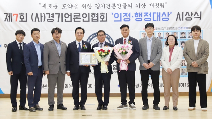 <strong>파주시의회 박대성 의장이 22일  제7회 (사)경기언론인협회 기초의부문 ‘의정대상’을 수상하고 하고 파주출신 조성환 경기도의회 기획위원장과 파주시의회 직원들과 기념촬영을하고 있다.</strong>
