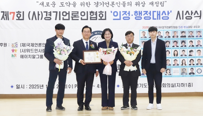 <strong>광주시의회 주임록 의원이 22일 제7회 (사)경기언론인협회 기초의부문 ‘의정대상’을 수상하고 있고 기념쵤영을 하고 있다.</strong>
