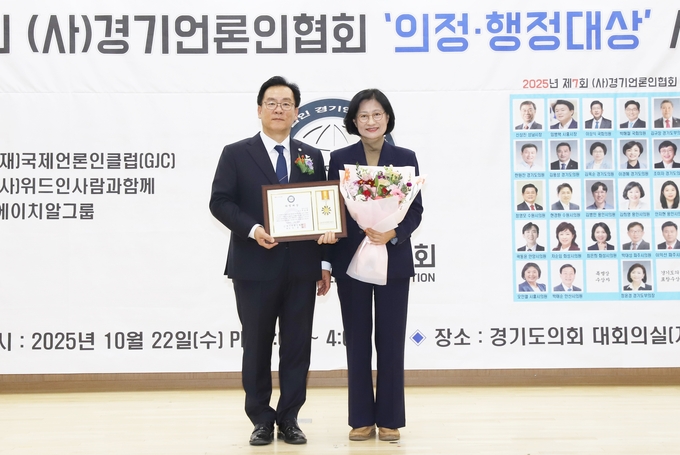 <strong>광주시의회 주임록 의원이 22일 제7회 (사)경기언론인협회 기초의부문 ‘의정대상’을 수상하고 있다.</strong>