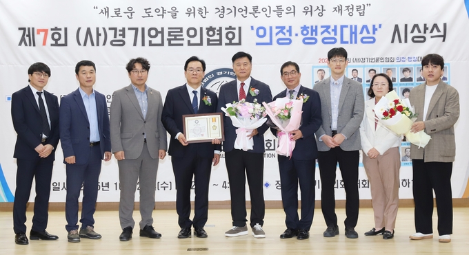 <strong>파주시의회 이익선 부의장이 22일  제7회 (사)경기언론인협회 기초의부문 ‘의정대상’을 수상하고 박대성 의장과, 조성환 경기도의회 기획위원장, 파주시의회 직원들과 함께 기념촬영을 하고 있다.</strong>
