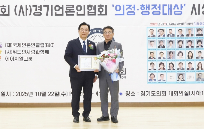 <strong>안양시의회 김주석 부의장이 22일 제7회 (사)경기언론인협회 기초의부문 ‘의정대상’을 수상하고 있다.</strong>