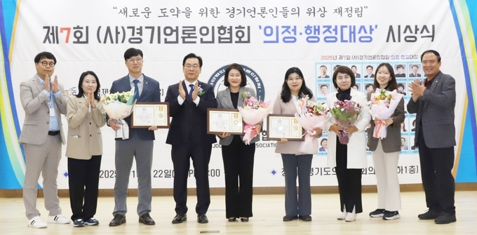 <strong>용인시의회 김병민 의원이 22일 제7회 (사)경기언론인협회 기초의원 부문 ‘의정대상’을 수상하고 기념촬영을 하고 있다.</strong>