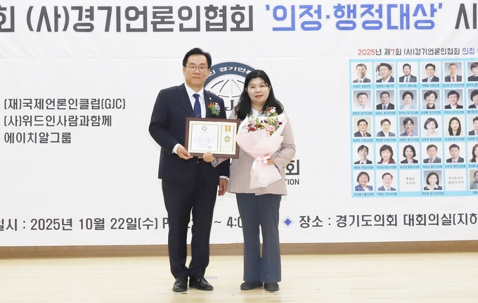 <strong>용인시의회 안지현 의원이 22일  제7회 (사)경기언론인협회 기초의원 부문 ‘의정대상’을 수상하고 있다.</strong>