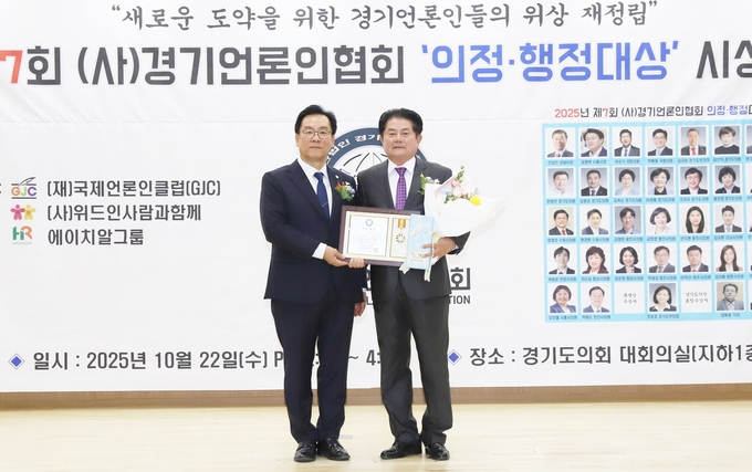 <strong>수원시의회 정영모 의원이 22일  제7회 (사)경기언론인협회 기초의원 부문 ‘의정대상’을 수상하고 있다.</strong>