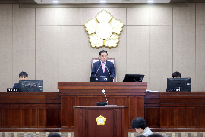 <strong>수원특례시의회 이재식 의장이 24일 제396회 임시회 폐회를 선언하고 있다.</strong>