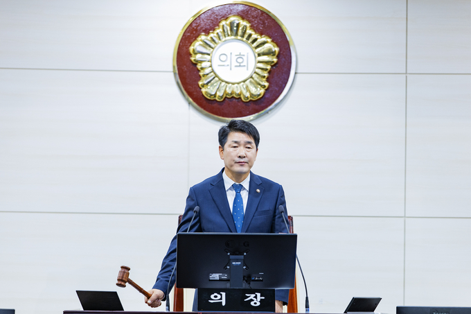 <strong>배정수 의장이 24일 화성특례시의회 제245회 임시회  폐회를 선언하고 있다.</strong>