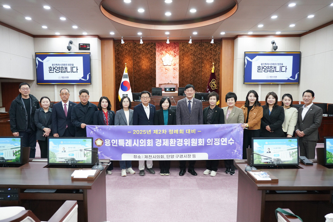 <strong>경제환경위원회 의원들과 제천시의회 관계자들과 기념촬영을 하고 있다.</strong>