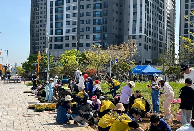 거북섬동, 지역주민·학생과 함께 꽃 심기 행사 개최