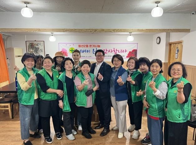 광명시 철산2동 새마을지도자협의회와 부녀회는 어버이날을 앞두고 지난 1일 경로당 및 취약계층 어르신에게 음식을 대접했다.