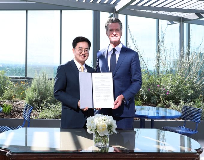 현지시간 6일 오후 캘리포니아 천연자원청에서 열린 캘리포니아 주지사 면담에서 김동연 경기도지사, 개빈 뉴섬 (Gavin Newsom) 캘리포니아 주지사가 협약서에 서명 후 기념촬영을 하고 있다.