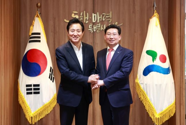 2023년 5월 이상일 용인특례시장(우)이 오세훈 서울시장(좌) 간담회 후 기념촬영을 하고 있다