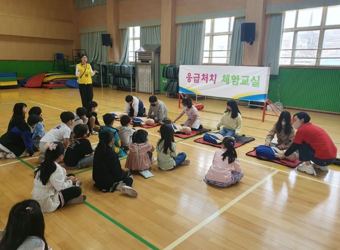 성남시 어린이 안전체험캠프에서 응급처치 체험교실이 열리고 있다 (2023 자료사진)